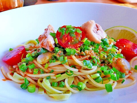 ライムを添えて♪蒸し鶏とそら豆のおろしポン酢パスタ